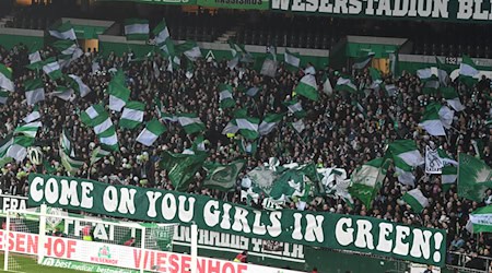 Werder-Fans unterstützen ihre Frauen-Mannschaft im Weserstadion. / Foto: Carmen Jaspersen/dpa