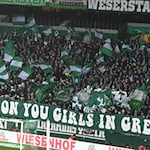 Werder-Fans unterstützen ihre Frauen-Mannschaft im Weserstadion. / Foto: Carmen Jaspersen/dpa