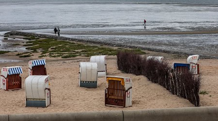Wechselhaftes Wetter hat im Juli an der Küste nicht ganz so häufig zum Strandurlaub eingeladen. (Archivbild) / Foto: Focke Strangmann/dpa