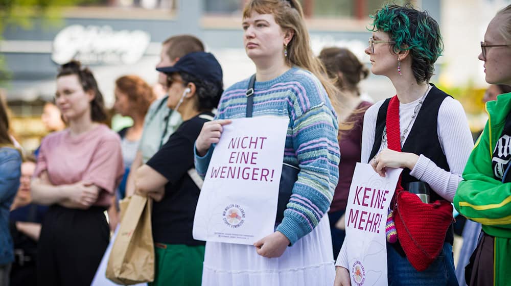 Mehr als 100 Menschen kamen zu der Kundgebung für die getötete 26-Jährige.  / Foto: Moritz Frankenberg/dpa