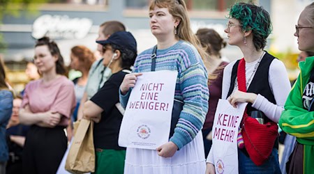 Mehr als 100 Menschen kamen zu der Kundgebung für die getötete 26-Jährige.  / Foto: Moritz Frankenberg/dpa