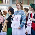 Mehr als 100 Menschen kamen zu der Kundgebung für die getötete 26-Jährige.  / Foto: Moritz Frankenberg/dpa