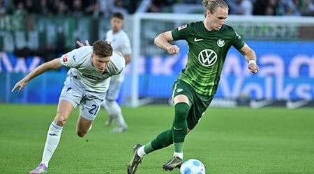 Über Wolfsburgs Patrick Wimmer (r) gibt es immer wieder Transferspekulationen.  / Foto: Swen Pförtner/dpa