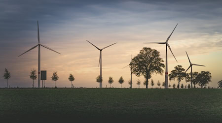 Windkraftprojekte stärken die ökologische und wirtschaftliche Zukunftsfähigkeit der Region. / Foto: mrganso auf pixabay