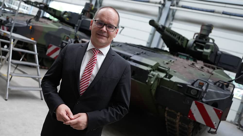 Wirtschaftsminister Grant Hendrik Tonne (SPD) besichtigt bei seiner Sommerreise die Schützenpanzer-Produktion in Unterlüß. / Foto: Marcus Brandt/dpa