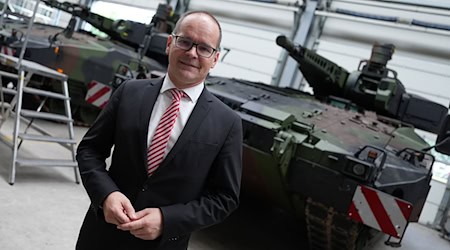 Wirtschaftsminister Grant Hendrik Tonne (SPD) besichtigt bei seiner Sommerreise die Schützenpanzer-Produktion in Unterlüß. / Foto: Marcus Brandt/dpa