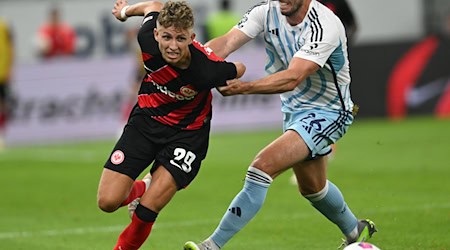 Der frühere Frankfurter Jesper Lindström (l) spielt nun für den VfL Wolfsburg. / Foto: Arne Dedert/dpa