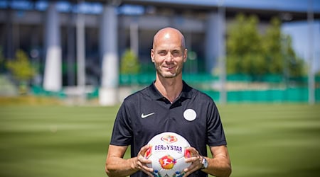 Sah eine Niederlage im ersten Härtetest: VfL Wolfsburgs neuer Trainer Paul Simonis / Foto: Moritz Frankenberg/dpa