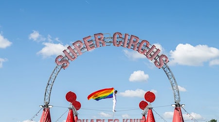 Der Zirkus will aus Protest gegen die Haltung von Bundeskanzler Merz und Bundestagspräsidentin Klöckner (beide CDU) die Regenbogenfahne auf dem Zirkuszelt hissen. / Foto: Guido Kirchner/dpa