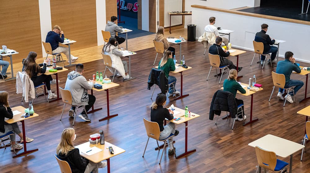 Der Lehrerverband warnt vor einer Noteninflation durch zu viele Einser-Abis. (Symbolbild) / Foto: Sina Schuldt/dpa