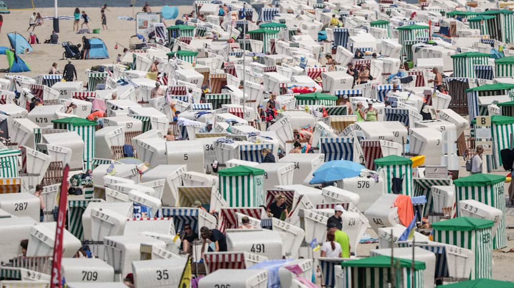 Laut einer neuen Studie zur Tourismusakzeptanz steht die Küstenbevölkerung dem Tourismus insgesamt positiv gegenüber - lokal ist das mitunter aber anders. (Archivbild)  / Foto: Focke Strangmann/dpa