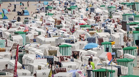 Laut einer neuen Studie zur Tourismusakzeptanz steht die Küstenbevölkerung dem Tourismus insgesamt positiv gegenüber - lokal ist das mitunter aber anders. (Archivbild)  / Foto: Focke Strangmann/dpa