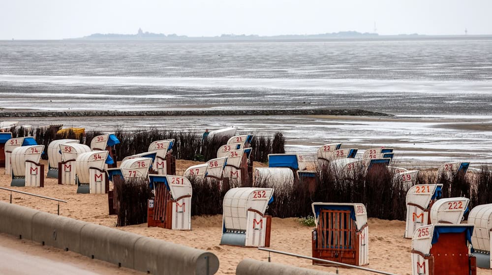 Grauer Himmel über der Nordsee ließ im Juli kaum Urlaubsstimmung aufkommen. (Archivfoto) / Foto: Focke Strangmann/dpa