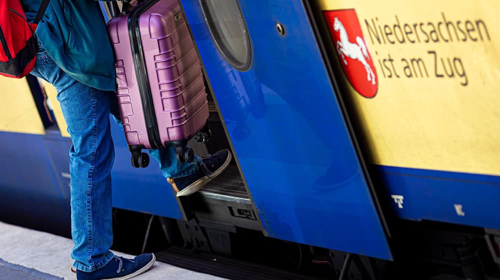 Wegen anhaltender Zugausfälle fordert die LNVG den Regionalbahnbetreiber Start Niedersachsen Mitte zu Verbesserungen auf. (Symbolbild) / Foto: Moritz Frankenberg/dpa