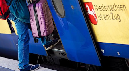 Wegen anhaltender Zugausfälle fordert die LNVG den Regionalbahnbetreiber Start Niedersachsen Mitte zu Verbesserungen auf. (Symbolbild) / Foto: Moritz Frankenberg/dpa