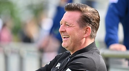 Der neue 96-Coach Christian Titz freute sich auf die neue Saison. / Foto: Swen Pförtner/dpa