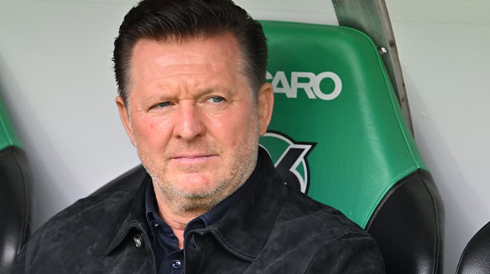 96-Coach Christian Titz trifft auf seinen Ex-Club. (Archivbild) / Foto: Swen Pförtner/dpa