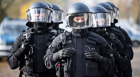  Fans zweier Fußballclubs haben sich am Samstagabend eine Massenschlägerei am Bahnhof von Oelde im Münsterland geliefert.  / Foto: Federico Gambarini/dpa