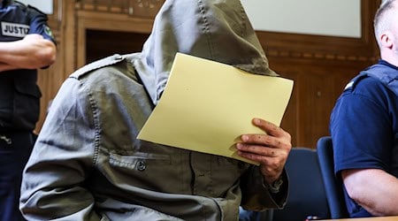 Abu Walaa, früherer IS-Statthalter in Deutschland, sitzt im Gerichtssaal am Verwaltungsgericht in Düsseldorf. (Archivbild) / Foto: Christoph Reichwein/dpa