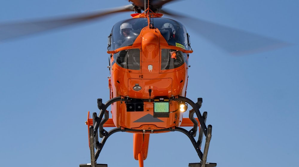 Nachdem sie von einem Auto erfasst wurde, wurde eine Fahrradfahrerin mit einem Hubschrauber in ein Krankenhaus geflogen. (Symbolbild) / Foto: Boris Roessler/dpa