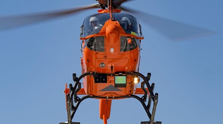 Nachdem sie von einem Auto erfasst wurde, wurde eine Fahrradfahrerin mit einem Hubschrauber in ein Krankenhaus geflogen. (Symbolbild) / Foto: Boris Roessler/dpa