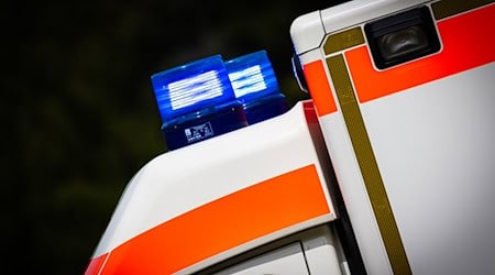 In Northeim prallt ein Auto mit einem Rettungswagen auf einer Einsatzfahrt zusammen. (Symbolbild) / Foto: Moritz Frankenberg/dpa