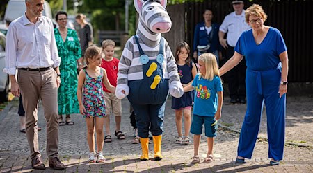 Hannovers Oberbürgermeister Belit Onay (Grüne) und Niedersachsens Innenministerin Daniela Behrens (SPD) begleiten Kinder zum Beginn des Schuljahres auf ihrem Schulweg. Die Aktion soll für mehr Sicherheit für die jüngsten Verkehrsteilnehmer werben. / Foto: Moritz Frankenberg/dpa