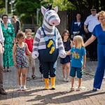 Hannovers Oberbürgermeister Belit Onay (Grüne) und Niedersachsens Innenministerin Daniela Behrens (SPD) begleiten Kinder zum Beginn des Schuljahres auf ihrem Schulweg. Die Aktion soll für mehr Sicherheit für die jüngsten Verkehrsteilnehmer werben. / Foto: Moritz Frankenberg/dpa