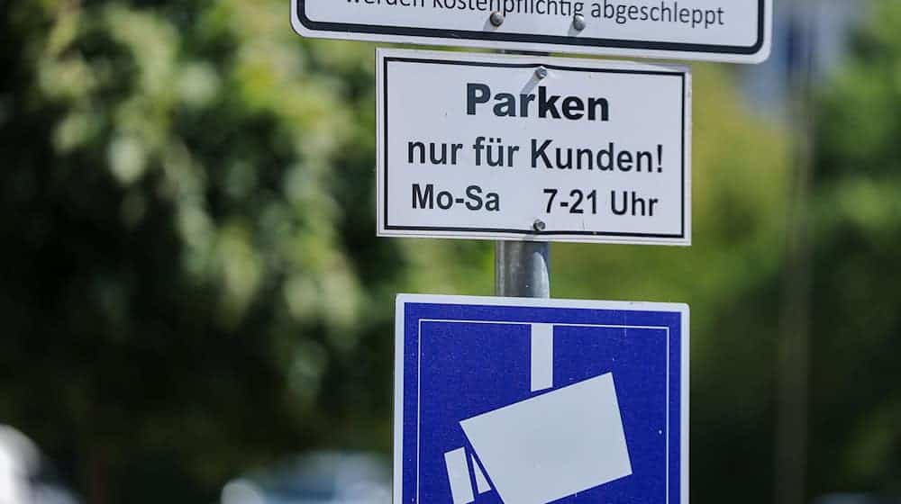 Auf immer mehr Parkplätzen, vor allem von Supermärkten, wird das Parken digital erfasst und von externen Dienstleistern abgewickelt. (Archivbild) / Foto: Jan Woitas/dpa