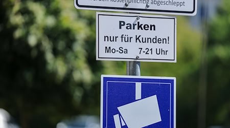 Auf immer mehr Parkplätzen, vor allem von Supermärkten, wird das Parken digital erfasst und von externen Dienstleistern abgewickelt. (Archivbild) / Foto: Jan Woitas/dpa