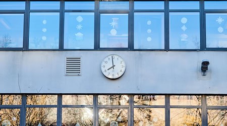 Wann soll die Schule beginnen? Das können einige Schüler in Niedersachsen jetzt zum Teil selbst entscheiden. (Symbolbild) / Foto: Annette Riedl/dpa
