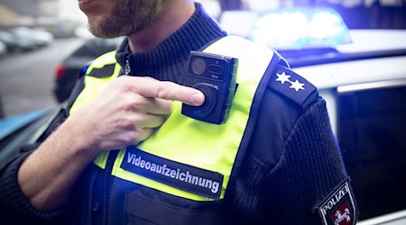 Bodycams sollen Polizeieinsätze transparenter machen. (Archivbild) / Foto: Friso Gentsch/dpa
