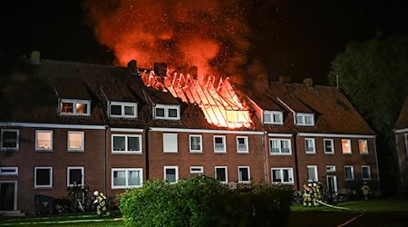 Laut Polizeisprecher wurden rund 80 Menschen aufgrund des Brandes evakuiert. / Foto: Lars Penning/dpa