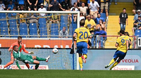 Brachte Eintracht Braunschweig in Führung: Erencan Yardimci (r) / Foto: Swen Pförtner/dpa