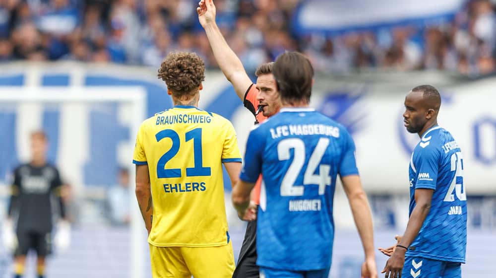 Braunschweigs Kevin Ehlers sieht in Magdeburg Rot und muss zwei Spiele pausieren. / Foto: Andreas Gora/dpa