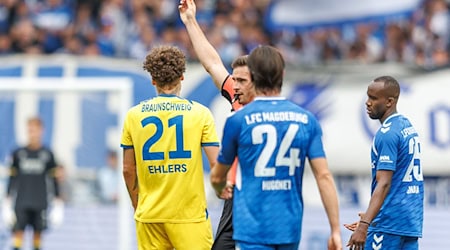 Braunschweigs Kevin Ehlers sieht in Magdeburg Rot und muss zwei Spiele pausieren. / Foto: Andreas Gora/dpa