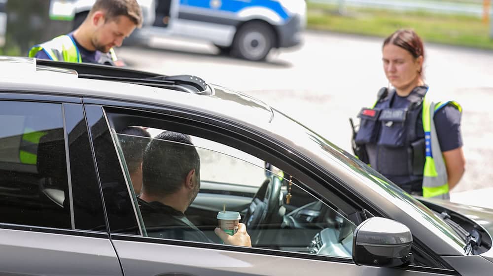 An der Grenze zu den Niederlanden kontrollieren Bundespolizisten die Einreisenden. Bundesinnenminister Dobrindt (CSU) hatte nur wenige Stunden nach seinem Amtsantritt verstärkte Grenzkontrollen verfügt. (Archivfoto) / Foto: Christoph Reichwein/dpa