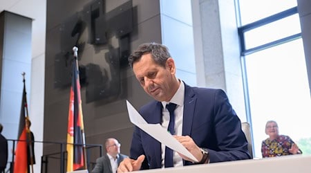 Regierungschef Lies unterstützt das Anliegen der Stadt Hannover, verletzte und traumatisierte Kinder aus den Kriegsgebieten aufzunehmen. (Archvibild) / Foto: Julian Stratenschulte/dpa