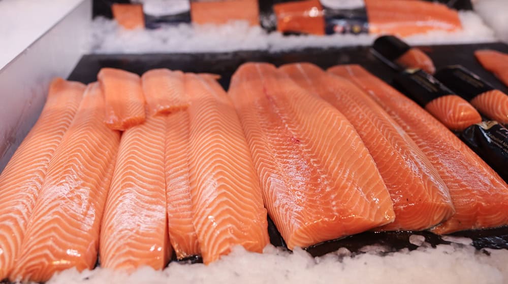 Lachs war auch 2024 der beliebteste Fisch der Deutschen. (Archivbild)  / Foto: Christian Charisius/dpa
