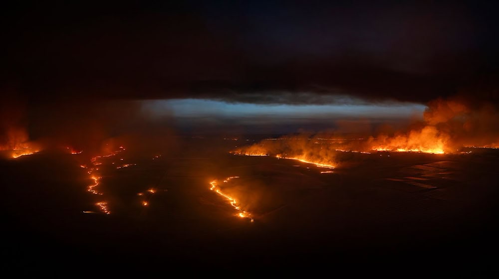 Deutsche Feuerwehrleute aus Nordrhein-Westfalen und Niedersachsen werden voraussichtlich in der Extremadura bei der Waldbrandbekämpfung helfen.  / Foto: Carlos Criado/EUROPA PRESS/dpa
