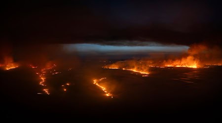 Deutsche Feuerwehrleute aus Nordrhein-Westfalen und Niedersachsen werden voraussichtlich in der Extremadura bei der Waldbrandbekämpfung helfen.  / Foto: Carlos Criado/EUROPA PRESS/dpa