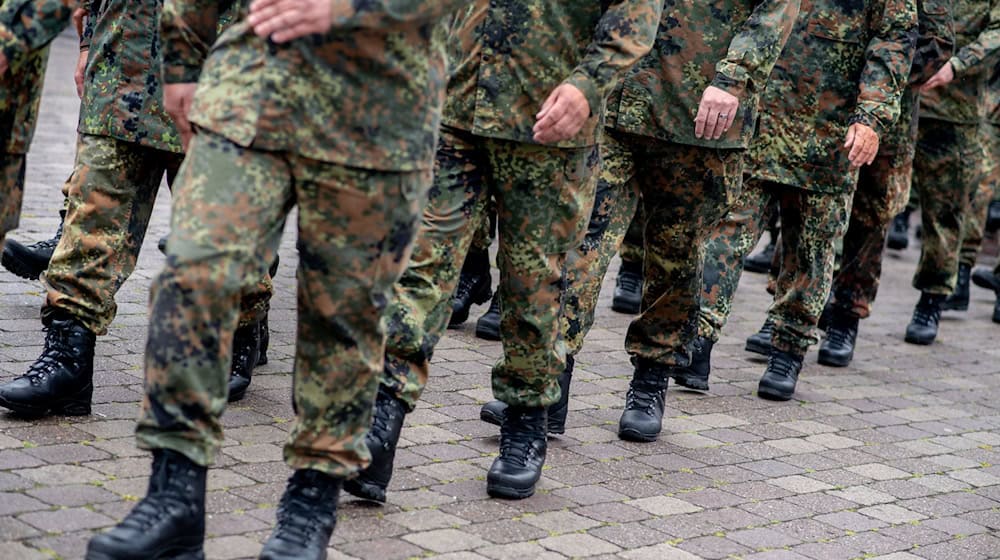 Sollten deutsche Soldaten in die Ukraine geschickt werden? Viele Politiker in Niedersachsen sind zurückhaltend. (Archivbild) / Foto: Hauke-Christian Dittrich/dpa