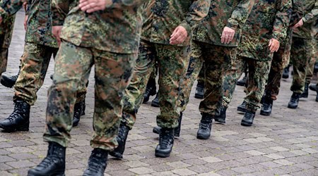 Sollten deutsche Soldaten in die Ukraine geschickt werden? Viele Politiker in Niedersachsen sind zurückhaltend. (Archivbild) / Foto: Hauke-Christian Dittrich/dpa