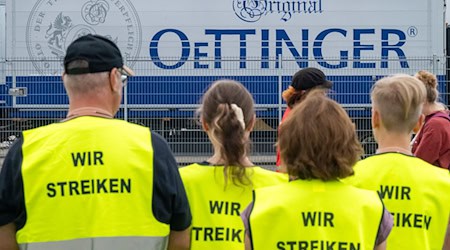Die Beschäftigten fordern einen «fairen Tarifabschluss».  / Foto: Peter Kneffel/dpa
