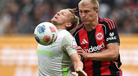 Lieferten sich packende Zweikämpfe: Bremens Marco Grüll (l) und Frankfurts Rasmus Kristensen (r). / Foto: Arne Dedert/dpa