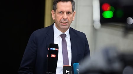 Nach einem Unfall mit einem Radfahrer hat die Staatsanwaltschaft die Ermittlungen gegen Regierungschef Olaf Lies (SPD) eingestellt. (Archivbild) / Foto: Bernd von Jutrczenka/dpa