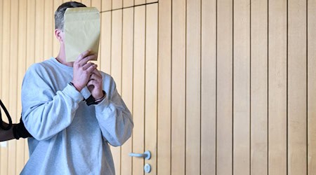 Er soll seine Ex-Partnerin brutal getötet haben: «Ich habe mit den Vorwürfen nichts zu tun», sagte der 40-Jährige zum Prozessauftakt.  / Foto: Julian Stratenschulte/dpa