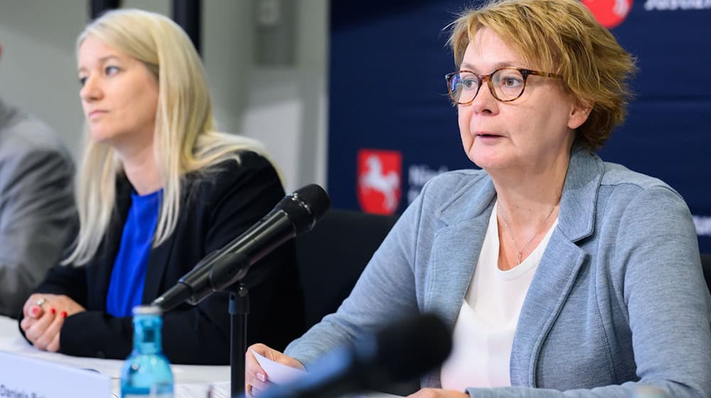 Innenministerin Behrens (rechts) und Justizministerin Wahlmann (beide SPD) stellten gemeinsam das Lagebild von Polizei und Justiz zur Clankriminalität in Niedersachsen vor. / Foto: Julian Stratenschulte/dpa