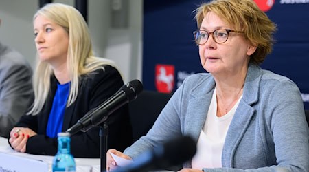 Innenministerin Behrens (rechts) und Justizministerin Wahlmann (beide SPD) stellten gemeinsam das Lagebild von Polizei und Justiz zur Clankriminalität in Niedersachsen vor. / Foto: Julian Stratenschulte/dpa
