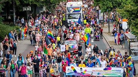 Beim diesjährigen CSD in Bremen darf die FDP nicht mit einem Fahrzeug dabei sein. (Archivbild)  / Foto: Sina Schuldt/dpa